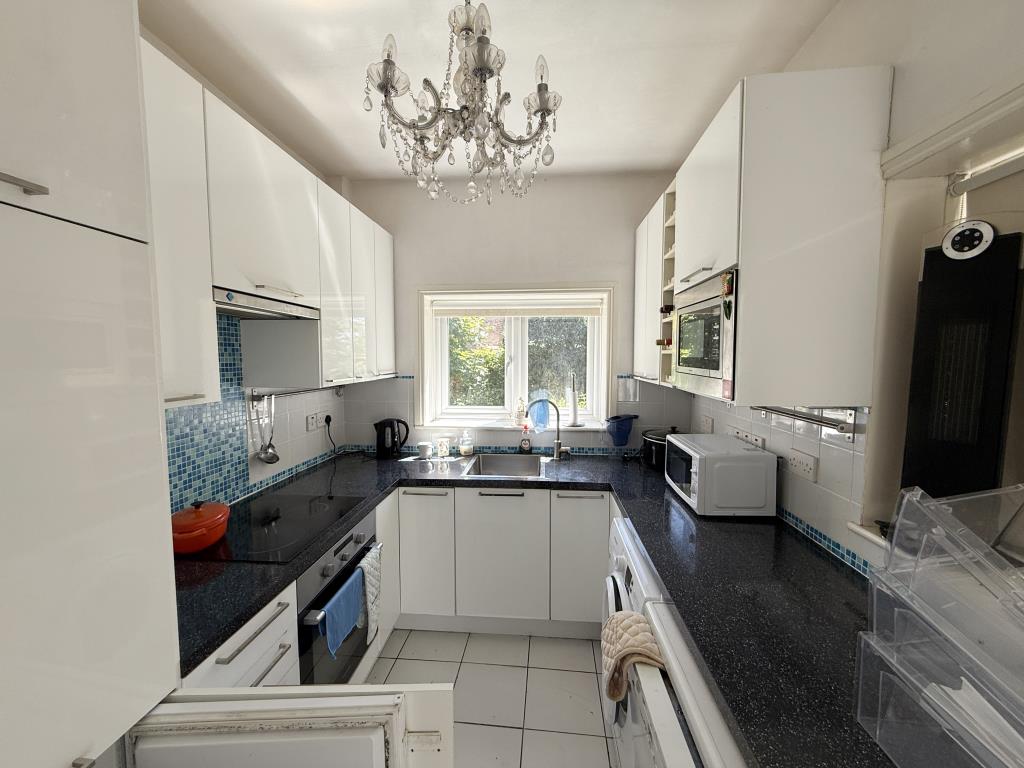 Lot: 37 - DETACHED HOUSE FOR IMPROVEMENT - Kitchen with fitted units